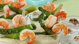 Коктейль из спаржи и креветок