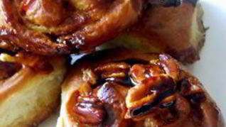 Ночные булочки с карамельным сиропом и орехами