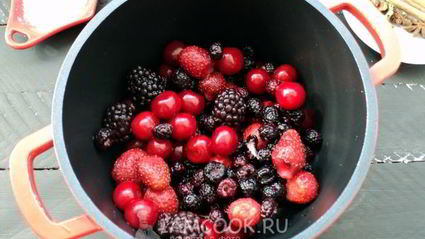 пряный ягодный напиток