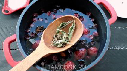 пряный ягодный напиток