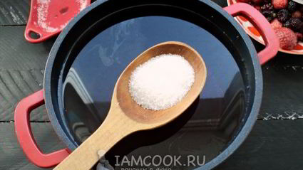 пряный ягодный напиток