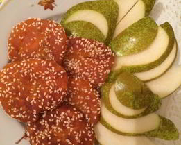 Тыква с медом в кунжуте, сервированная грушей и кленовым сиропом