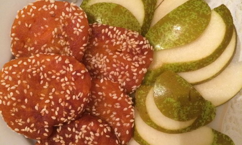 Рецепт тыквы с медом в кунжуте, сервированная грушей и кленовым сиропом