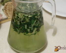витаминный напиток из листьев облепихи с медом и мятой