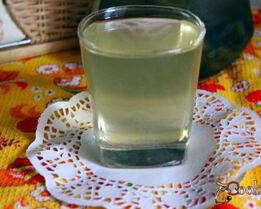 витаминный напиток из листьев облепихи с медом и мятой