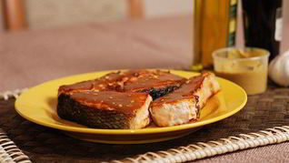 Запеченые в черном перце кусочки лосося, маринованные в кленовом сиропе