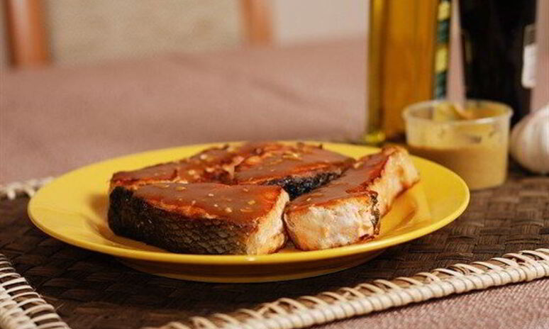 Рецепт запеченых в черном перце кусочки лосося, маринованные в кленовом сиропе