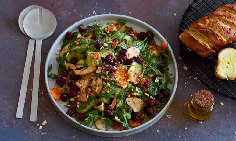 Рецепт большого салата с курицей-гриль, овощами и маринованной черешней