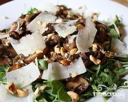 Грибной салат с фундуком и Пекорино
