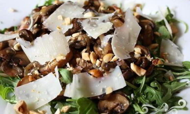 Рецепт грибного салата с фундуком и пекорино