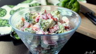 Крабовый салат с брокколи и болгарским перцем