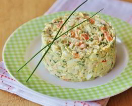 Крабовый салат с огурцом и зеленым луком