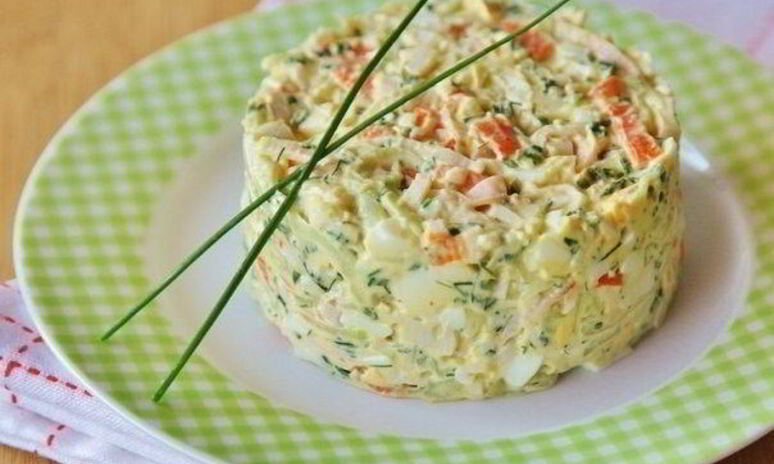 Рецепт крабового салата с огурцом и зеленым луком