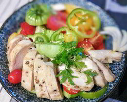 Острый помидорный салат с курицей