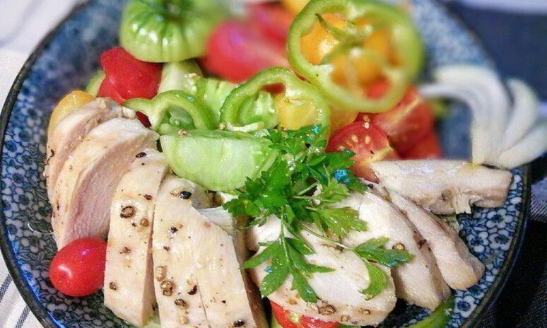 Рецепт острого помидорного салата с курицей