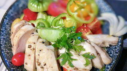 острый помидорный салат с курицей