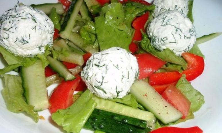Рецепт овощного салатика с шариками