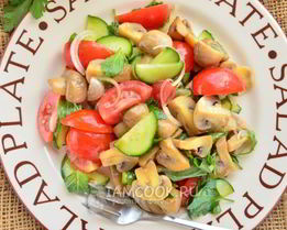 Постный салат с маринованными грибами