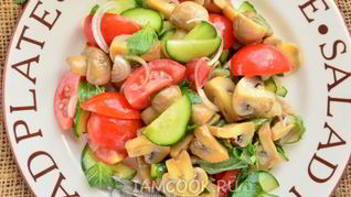 Постный салат с маринованными грибами