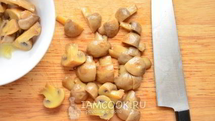 постный салат с маринованными грибами