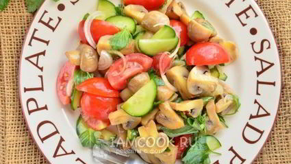 постный салат с маринованными грибами