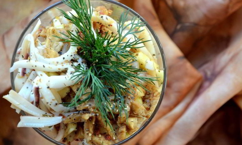 Рецепт салата из кальмаров и запеченного сельдерея