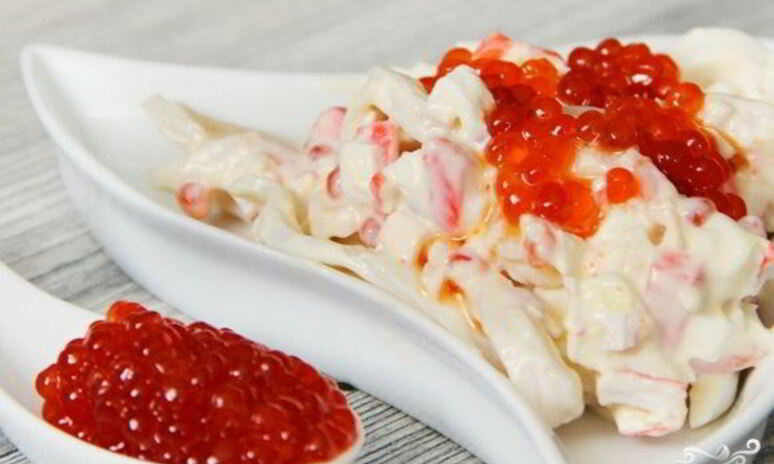 Рецепт салата из кальмаров с красной икрой