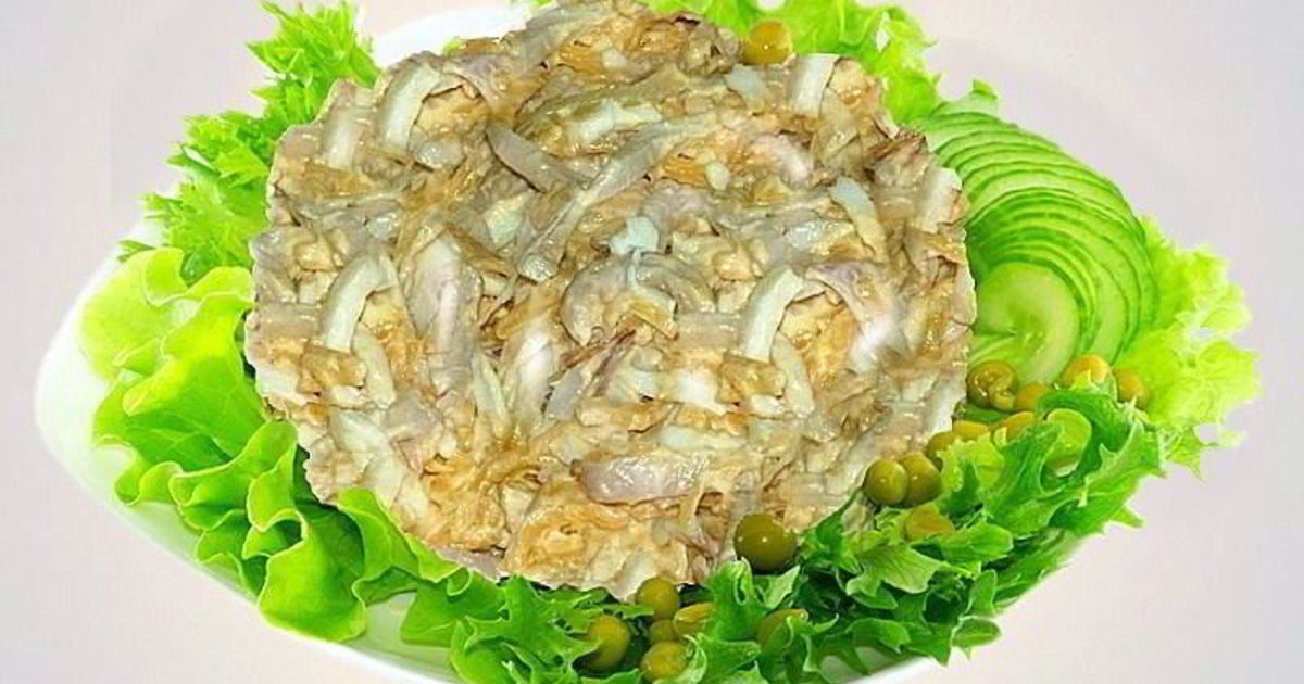 Салат из кальмаров и креветок. Консервированные кальмары салат рецепт с фото. Украшение салата с кальмарами. Салат с кальмарами и креветками. Салат с консервами кальмарами.