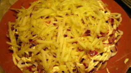 салат из кальмаров, яблок и сыра