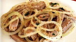 Салат из мяса с луком