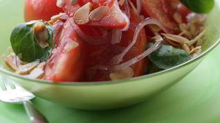 Салат из мясистых помидоров, красного лука и минда