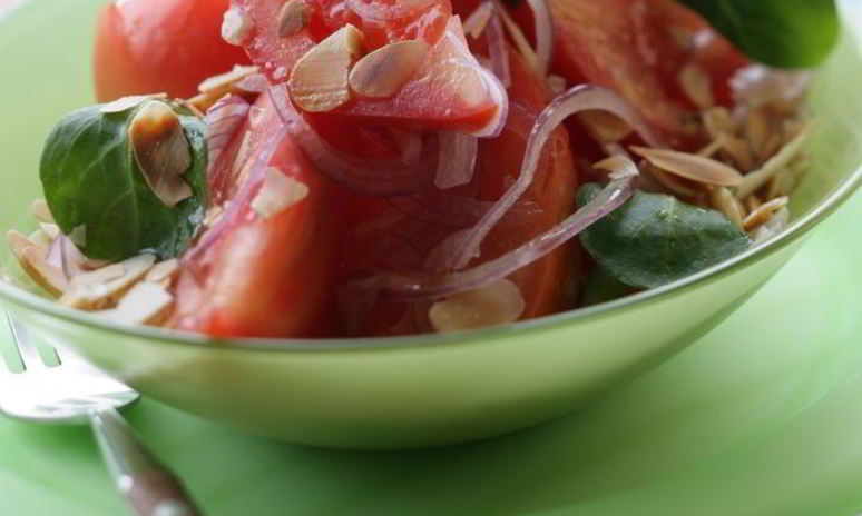 Рецепт салата из мясистых помидоров, красного лука и минда