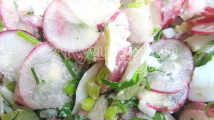 салат из редиса с яйцом и зеленью