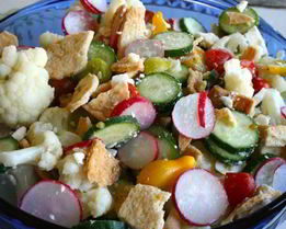 Салат из цветной капусты, огурцов и сухариков