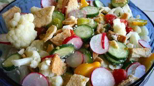 Салат из цветной капусты, огурцов и сухариков