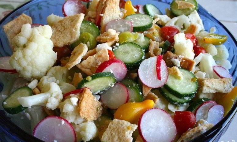 Рецепт салата из цветной капусты, огурцов и сухариков