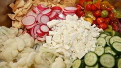 салат из цветной капусты, огурцов и сухариков