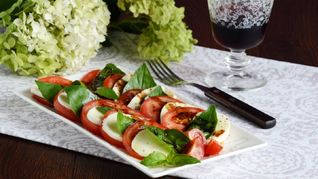Салат Капрезе классический с моцареллой