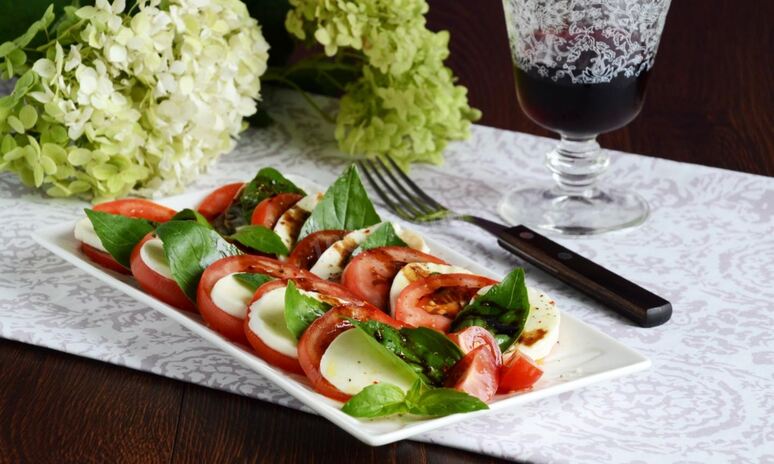 Рецепт салата капрезе классический с моцареллой