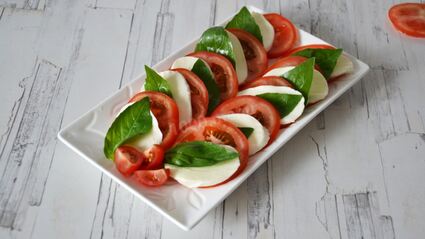 салат капрезе классический с моцареллой