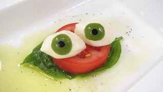 Салат Капрезе на Хэллоуин