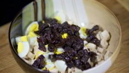 салат новогодний с черносливом