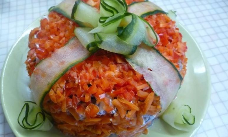 Рецепт салата подарок с курицей и маринованными шампиньонами