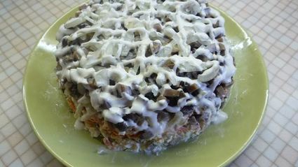 салат подарок с курицей и маринованными шампиньонами