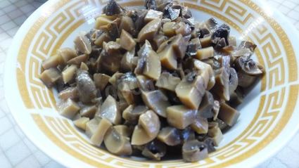 салат подарок с курицей и маринованными шампиньонами