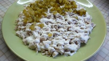 салат подарок с курицей и маринованными шампиньонами