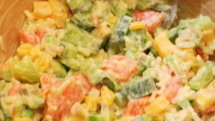 салат с авокадо и форелью