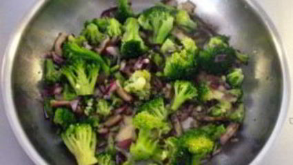 салат с брокколи и грибами