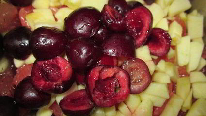 салат с фруктами и куриной грудкой