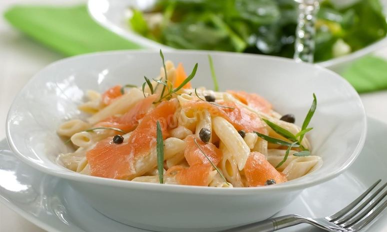 Рецепт салата с горбушей и сыром